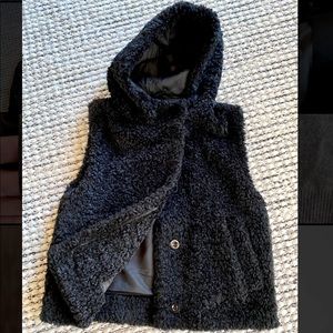 COS hooded shearling vest [black]